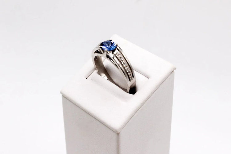 Bague 58 Bague jonc moderne en or blanc avec saphir et diamants 58 Facettes 250125
