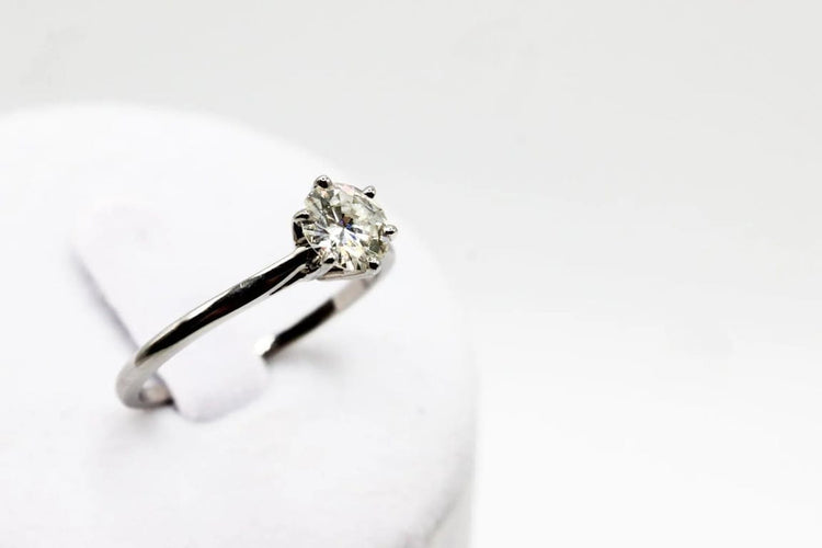 Bague 60 Bague solitaire en or blanc 750 ornée d’un diamant 0,8 ct 58 Facettes 240198