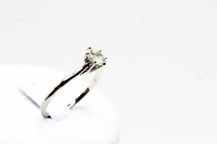 Bague 60 Bague solitaire en or blanc 750 ornée d’un diamant 0,8 ct 58 Facettes 240198