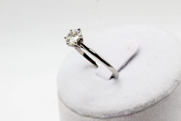 Bague 60 Bague solitaire en or blanc 750 ornée d’un diamant 0,8 ct 58 Facettes 240198