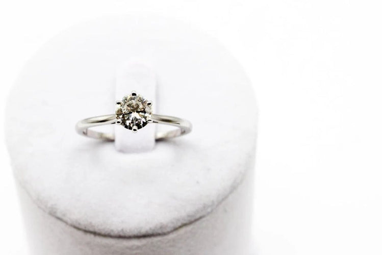Bague 60 Bague solitaire en or blanc 750 ornée d’un diamant 0,8 ct 58 Facettes 240198