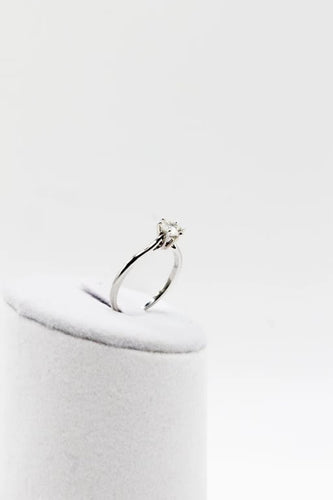 Bague 60 Bague solitaire en or blanc 750 ornée d’un diamant 0,8 ct 58 Facettes 240198