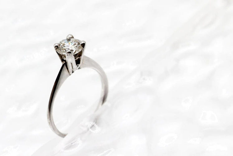 Bague 49 Bague solitaire en or blanc 18 carats avec diamant 0,72 ct 58 Facettes 240259