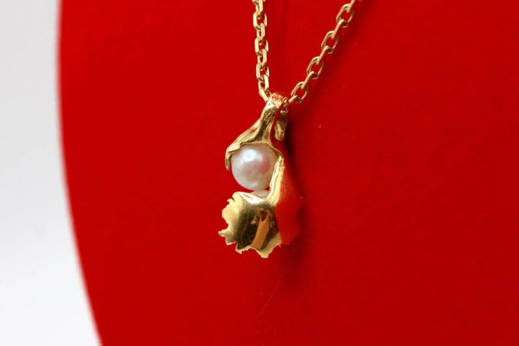 Pendentif Pendentif moderne en or jaune 750 et perles de culture 58 Facettes 240385