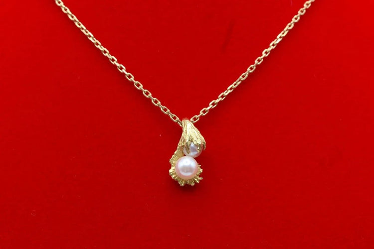 Pendentif Pendentif moderne en or jaune 750 et perles de culture 58 Facettes 240385