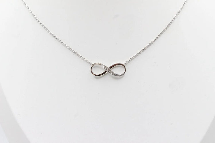Collier Collier motif infini en or blanc 18 carats et diamants 58 Facettes 240410
