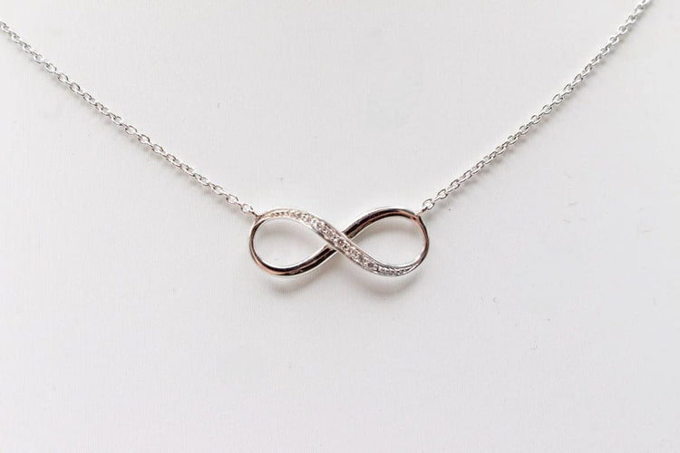 Collier Collier motif infini en or blanc 18 carats et diamants 58 Facettes 240410