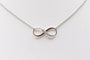 Collier Collier motif infini en or blanc 18 carats et diamants 58 Facettes 240410