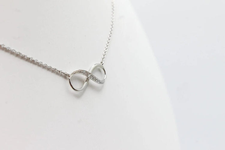 Collier Collier motif infini en or blanc 18 carats et diamants 58 Facettes 240410