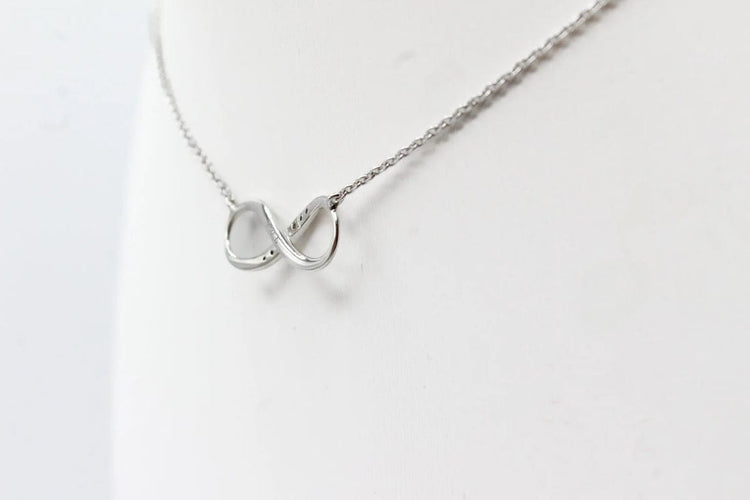 Collier Collier motif infini en or blanc 18 carats et diamants 58 Facettes 240410