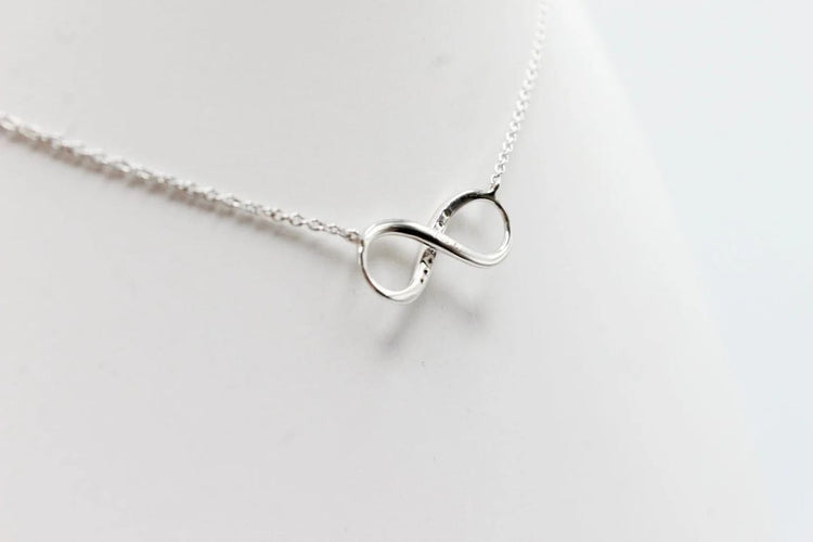 Collier Collier motif infini en or blanc 18 carats et diamants 58 Facettes 240410