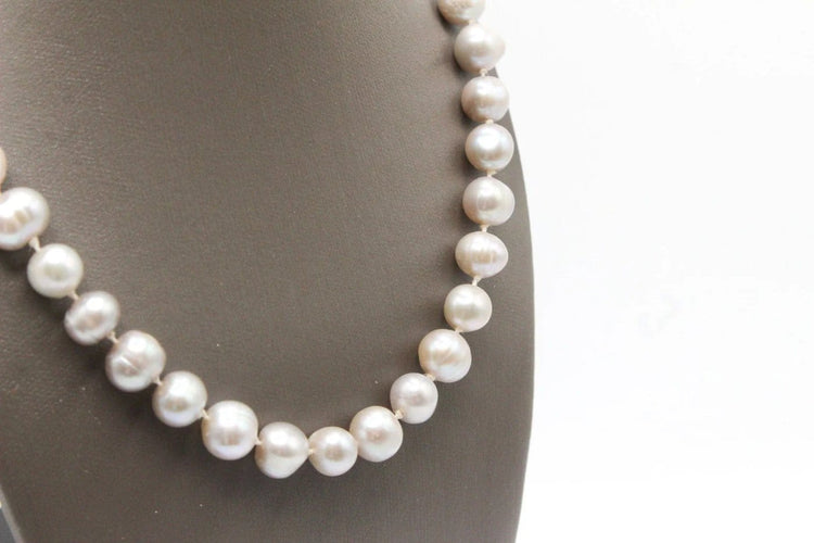 Collier Collier en or jaune et perles grises 58 Facettes 240134