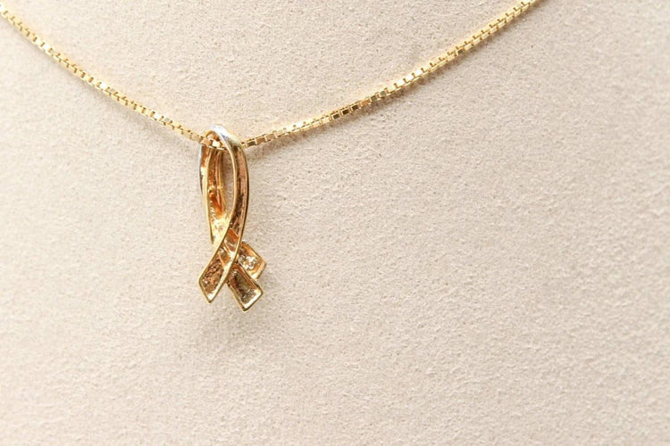 Pendentif Pendentif ruban bicolore en or jaune et blanc 750 serti de diamants 58 Facettes 240568