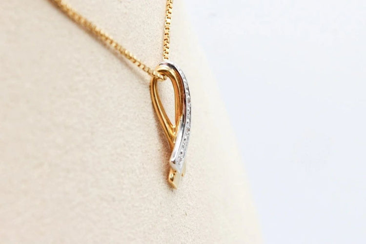 Pendentif Pendentif ruban bicolore en or jaune et blanc 750 serti de diamants 58 Facettes 240568