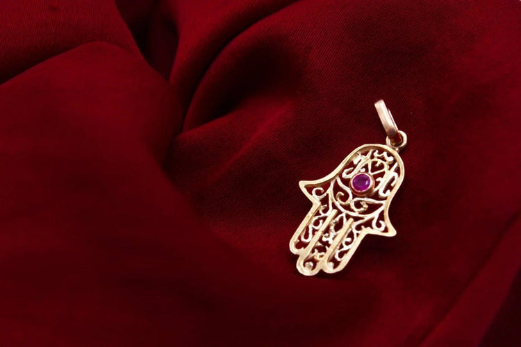 Pendentif Pendentif Main de Fatma en or jaune 18 carats et rubis 58 Facettes 250377
