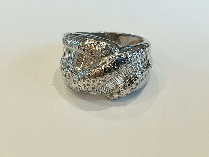 Bague 52 Bague jonc vague en or blanc 18 kt et diamants 58 Facettes