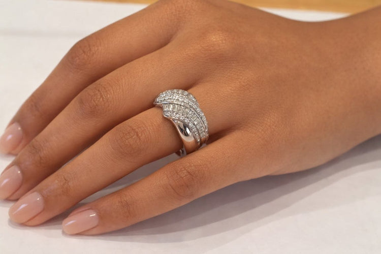 Bague 52 Bague jonc vague en or blanc 18 kt et diamants 58 Facettes