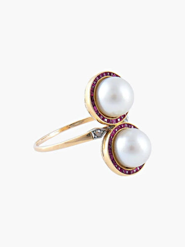 Bague 67 Bague ancienne Toi & Moi en or jaune, perles et rubis 58 Facettes
