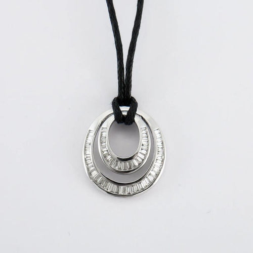 Pendentif Pendentif en or blanc 18 carats et diamants baguette 58 Facettes