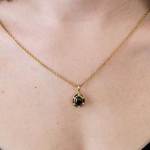 Pendentif Pendentif ancien en or jaune 18 ct, grenat cabochon et diamants 58 Facettes