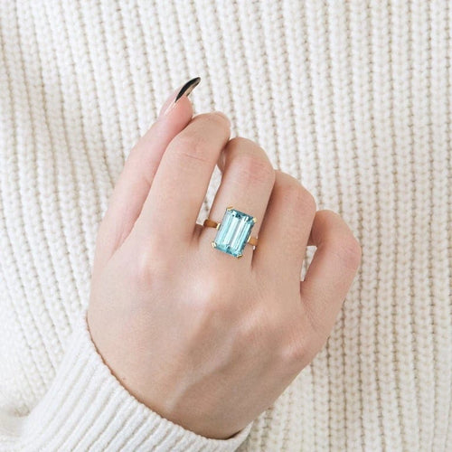 Bague 53.5 Bague topaze bleue taille émeraude en or jaune 18 ct 58 Facettes