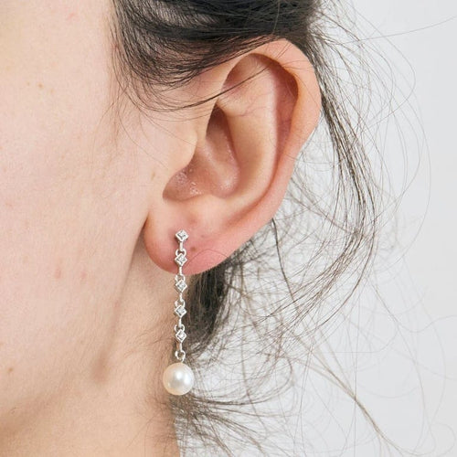 Boucles d'oreilles Boucles d’oreilles pendantes en or blanc, perles et diamants 58 Facettes