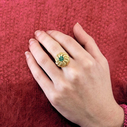 Bague 57 Bague dôme tourbillon en or jaune 750 sertie d’agates vertes 58 Facettes
