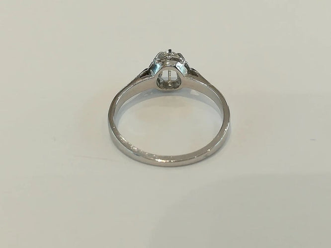 Bague 49 Bague solitaire ancienne en or blanc 18 ct et diamant 0,18 ct 58 Facettes