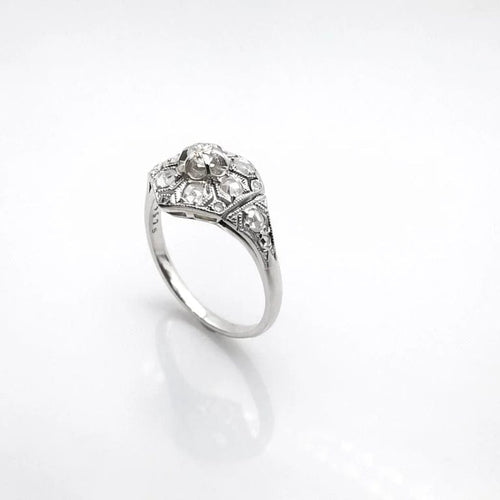 Bague 54 Bague ancienne années 1940 en or blanc 18 carats et platine, diamants 58 Facettes