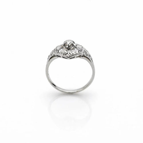 Bague 54 Bague ancienne années 1940 en or blanc 18 carats et platine, diamants 58 Facettes