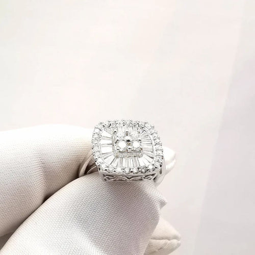 Bague 48 Bague en or blanc 18 carats avec diamants 58 Facettes