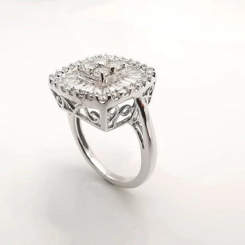 Bague 48 Bague en or blanc 18 carats avec diamants 58 Facettes