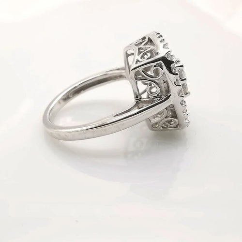 Bague 48 Bague en or blanc 18 carats avec diamants 58 Facettes