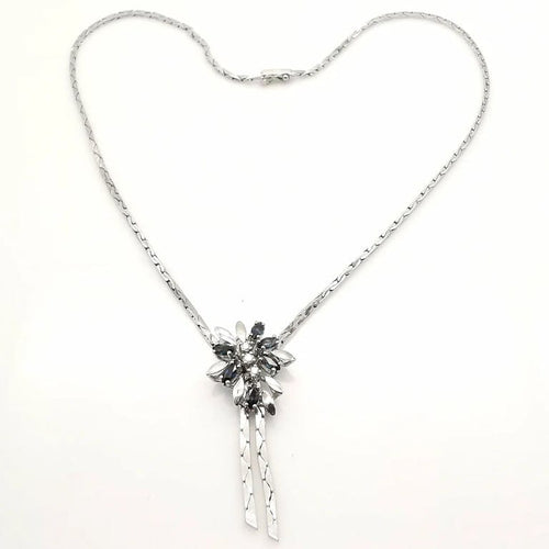 Collier Collier en or blanc 18 carats avec saphirs et diamants 58 Facettes