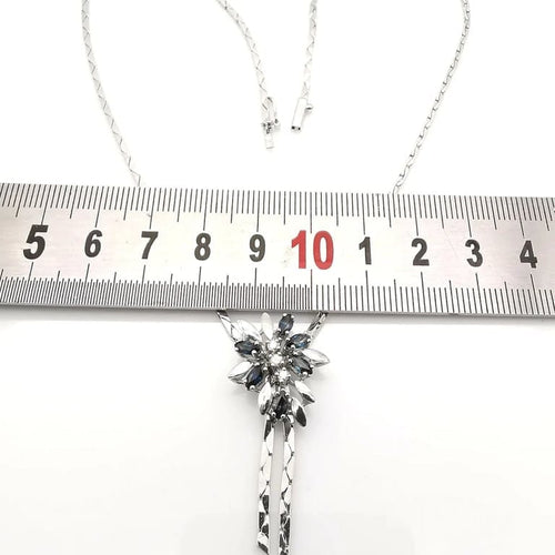 Collier Collier en or blanc 18 carats avec saphirs et diamants 58 Facettes