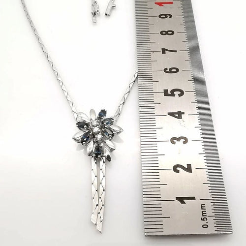 Collier Collier en or blanc 18 carats avec saphirs et diamants 58 Facettes