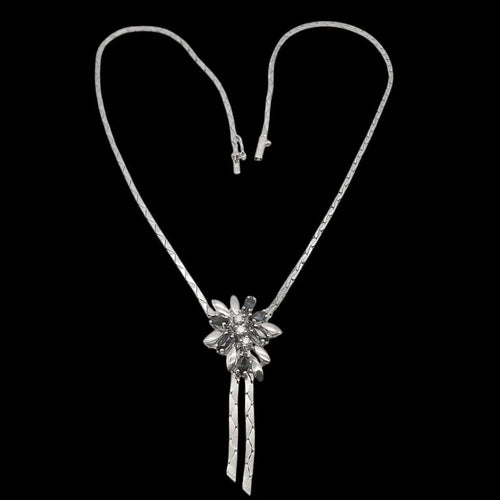 Collier Collier en or blanc 18 carats avec saphirs et diamants 58 Facettes