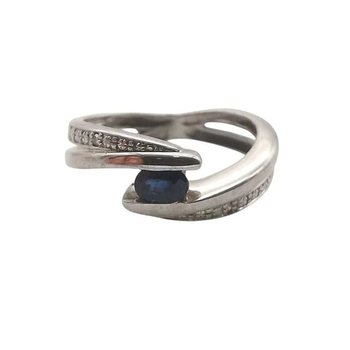 Bague 45 Bague en or blanc 18 carats avec saphir et diamants 58 Facettes