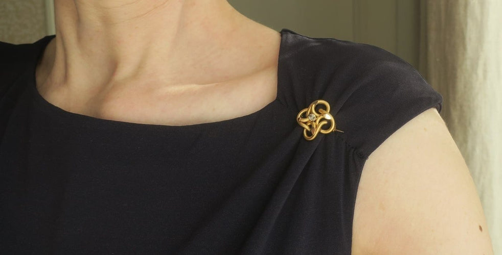 Broche Broche ancienne quadrilobée en or jaune 18 carats et diamant 58 Facettes