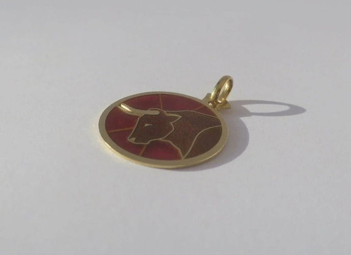 Pendentif Cartier - Pendentif zodiaque Taureau en or jaune 18 carats et émail plique-à-jour 58 Facettes