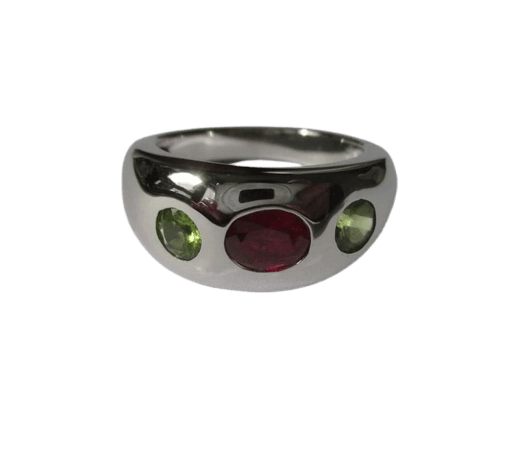 Bague 57 Bague jonc en or blanc, rubis et péridots 58 Facettes