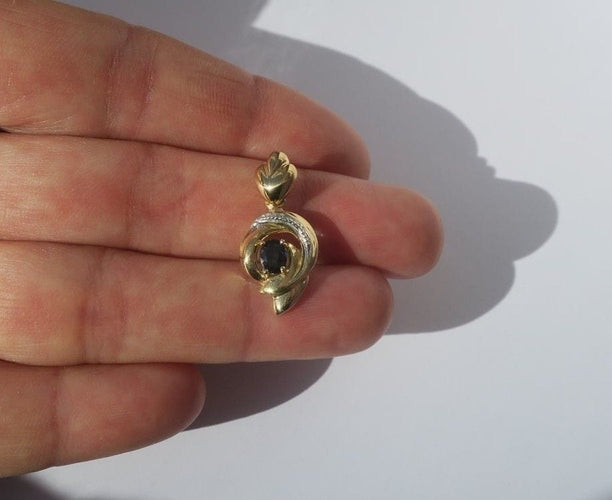 Pendentif Pendentif cœur bicolore en or 18 carats et saphir 58 Facettes