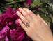 Bague 55 Bague marquise en or rose, saphir synthétique et perles 58 Facettes