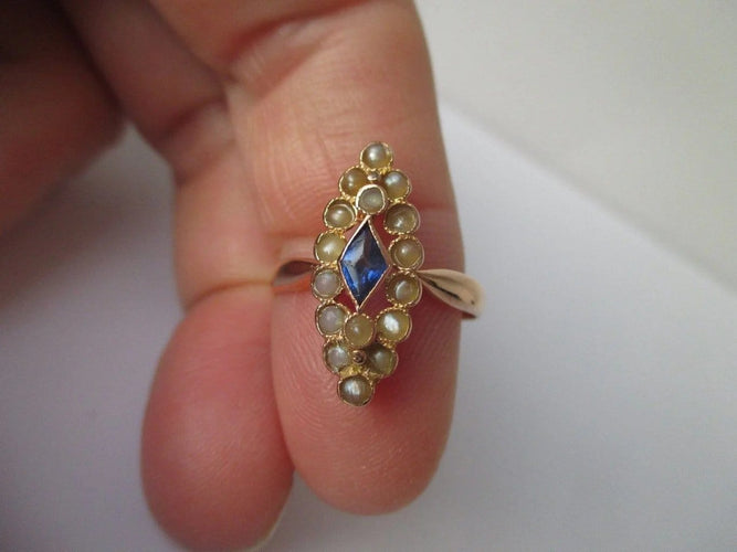 Bague 55 Bague marquise en or rose, saphir synthétique et perles 58 Facettes