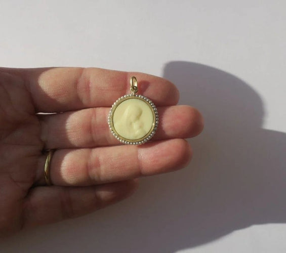 Pendentif Art nouveau - Pendentif médaille Vierge à l’Enfant en or jaune 18 carats et perles fines 58 Facettes
