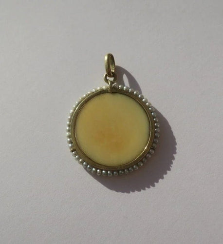 Pendentif Art nouveau - Pendentif médaille Vierge à l’Enfant en or jaune 18 carats et perles fines 58 Facettes