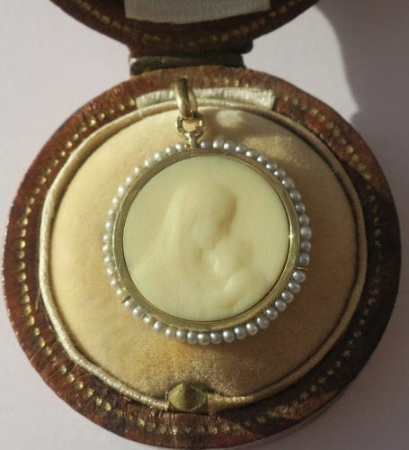 Pendentif Art nouveau - Pendentif médaille Vierge à l’Enfant en or jaune 18 carats et perles fines 58 Facettes