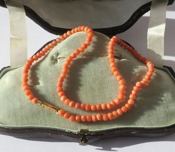 Collier Collier choker XIXe siècle en or rose 18 carats et corail 58 Facettes