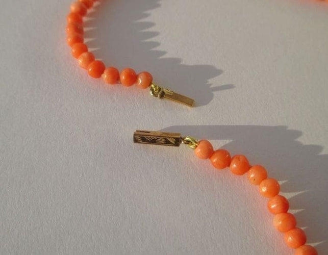 Collier Collier choker XIXe siècle en or rose 18 carats et corail 58 Facettes