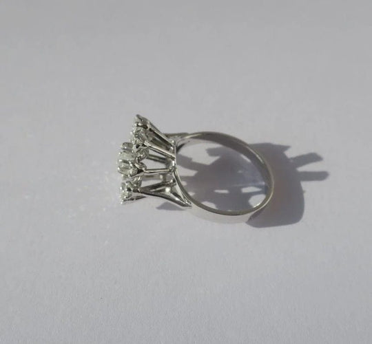 Bague 51 Bague marguerite en or blanc, platine et diamants 58 Facettes